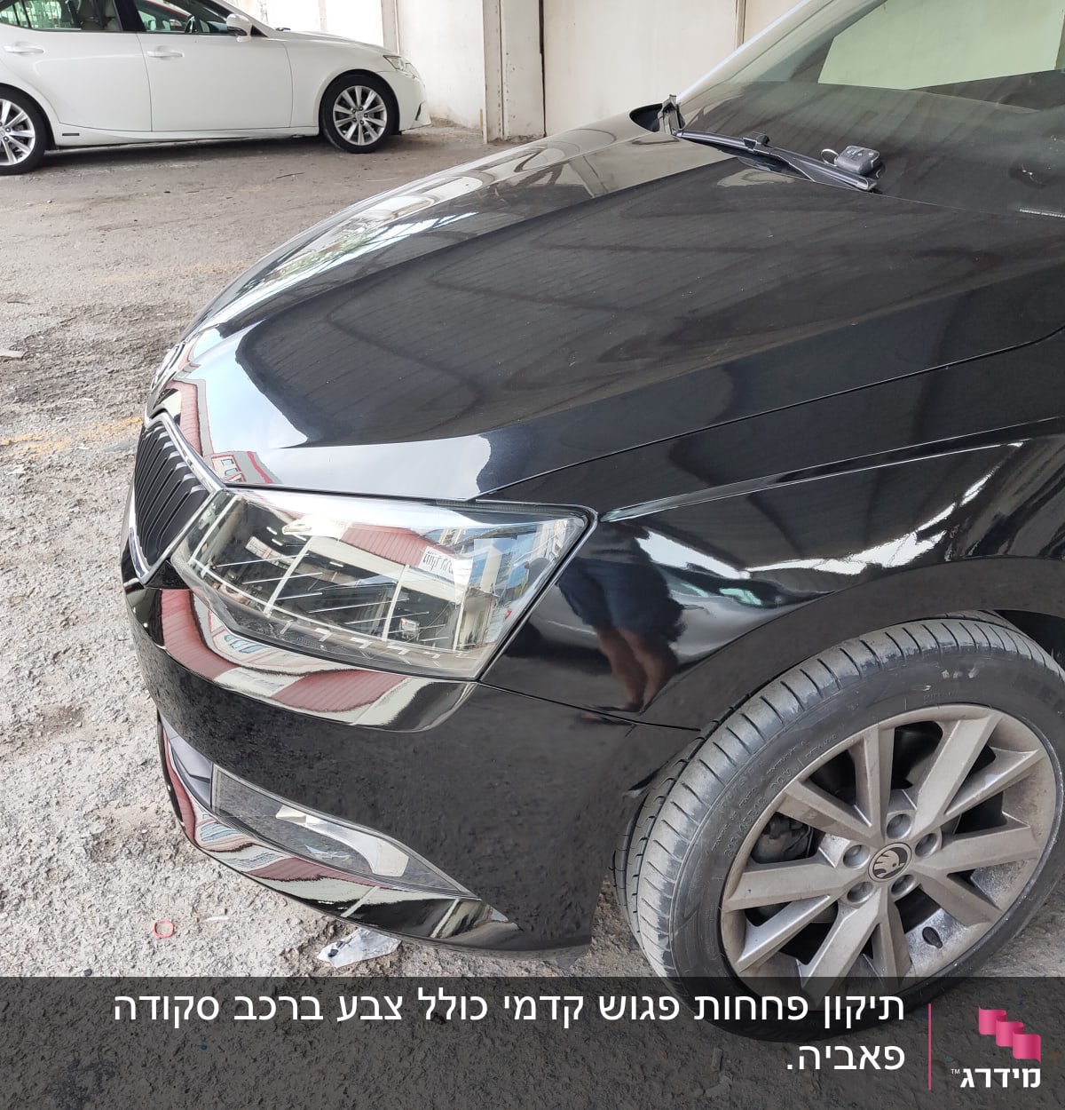 חזית רכב שחור עם פנס קדמי וגלגל